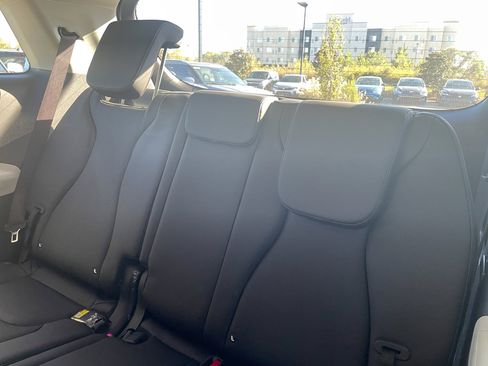 Used 2024 Kia Carnival LX image 20