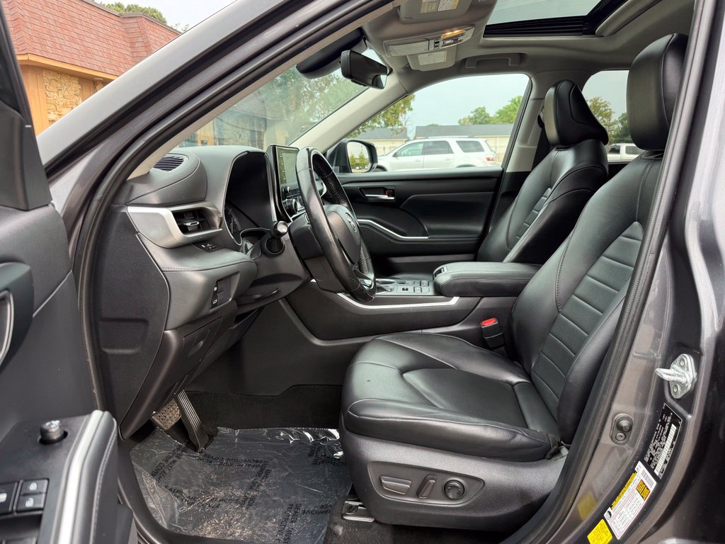 Used 2021 Toyota Highlander XLE AWD/4WD image 9