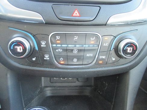 Used 2019 Chevrolet Equinox LT image 18