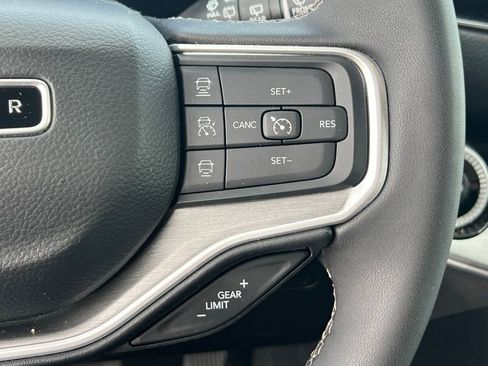 Used 2025 Jeep Wagoneer 4WD image 31