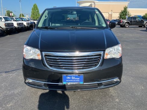 Used 2016 Chrysler Town & Country Touring FWD image 2