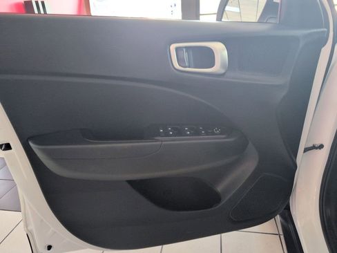 Used 2025 Hyundai Venue SEL FWD image 11