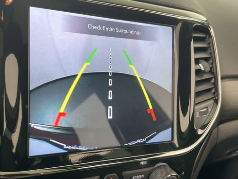 Used 2022 Jeep Grand Cherokee Laredo X image 14