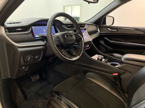 Used 2024 Jeep Grand Cherokee Altitude AWD/4WD image 19