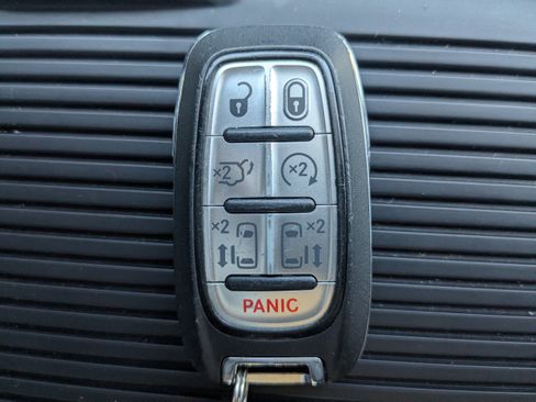 Used 2024 Chrysler Pacifica Touring-L image 31