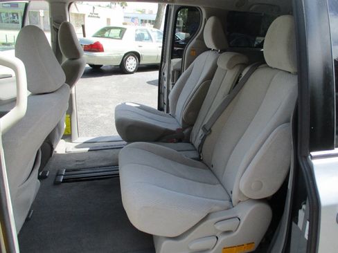 Used 2011 Toyota Sienna LE image 21