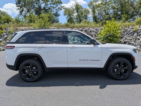 New 2025 Jeep Grand Cherokee Altitude image 4