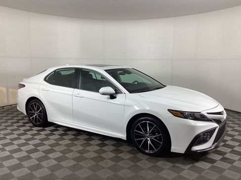 Used 2021 Toyota Camry SE w/ Cold Weather Package image 1