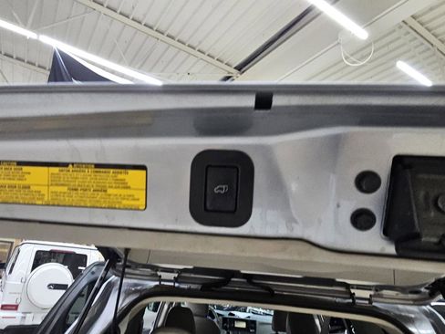 Used 2014 Toyota Sienna XLE FWD image 12