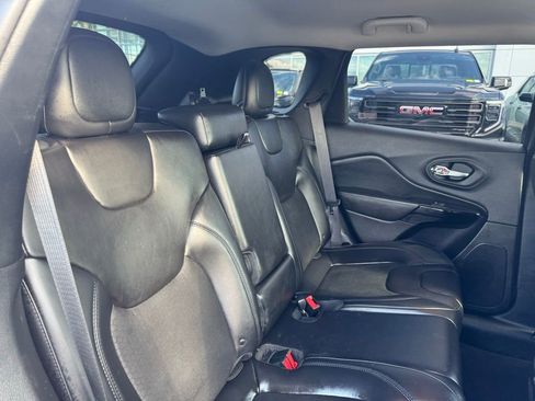 Used 2019 Jeep Cherokee Latitude Plus FWD image 20