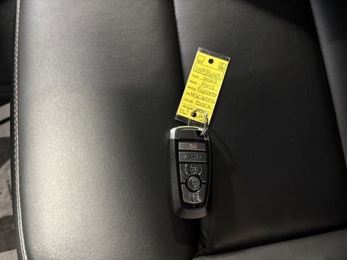 Used 2022 Ford Explorer XLT w/ Equipment Group 202A image 9