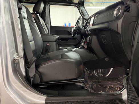 Used 2018 Jeep Wrangler Unlimited Sahara AWD/4WD image 42