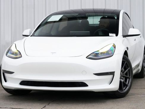 Used 2021 Tesla Model 3 Standard Range Plus image 3