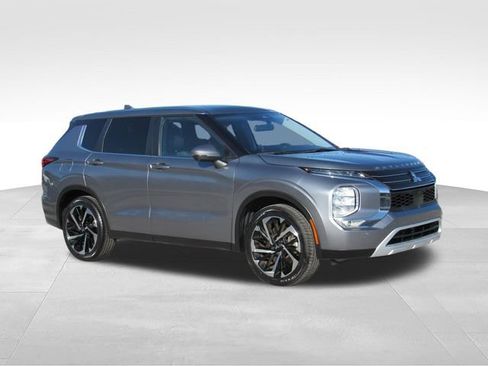 Used 2023 Mitsubishi Outlander SE FWD image 2