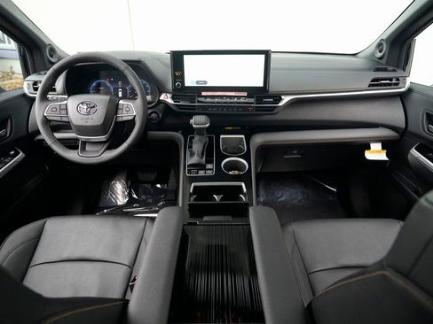 Used 2025 Toyota Sienna XLE Woodland Edition image 35
