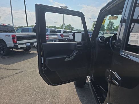 Used 2015 Jeep Wrangler Unlimited Rubicon w/ Dual Top Group AWD/4WD image 19