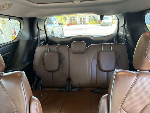 Used 2017 Chrysler Pacifica Limited w/ Advanced Safetytec Group FWD image 27