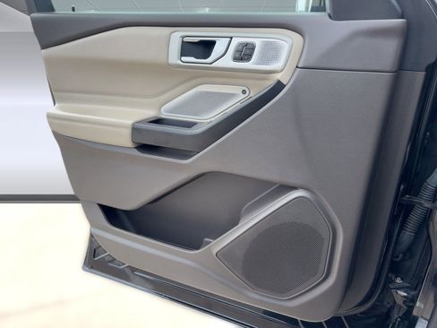 Used 2020 Ford Explorer Platinum w/ Premium Technology Package image 21