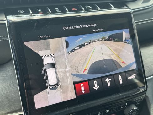 Used 2023 Jeep Grand Cherokee L Limited w/ Luxury Tech Group II image 19