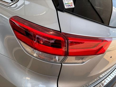 Used 2017 Toyota Highlander SE AWD/4WD image 29