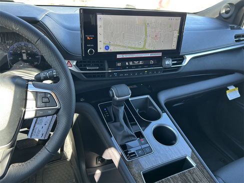 Used 2025 Toyota Sienna Platinum image 23