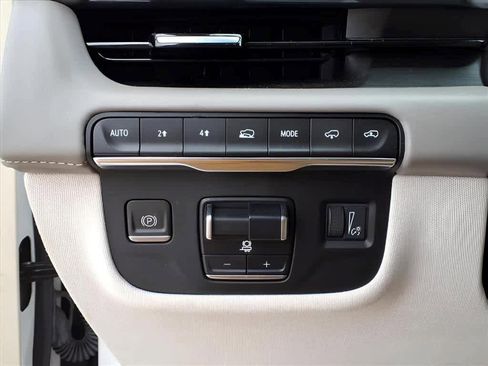 Used 2023 Cadillac Escalade Sport Platinum w/ LPO, ONYX Package AWD/4WD image 17