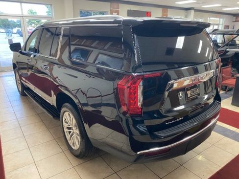 Used 2023 GMC Yukon XL SLT AWD/4WD image 4