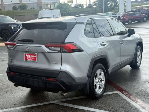 Used 2021 Toyota RAV4 XLE w/ Convenience Package FWD image 3