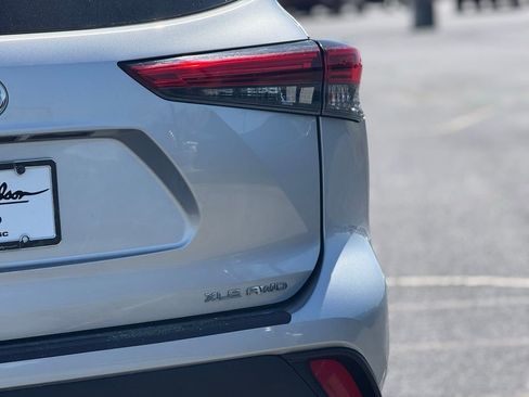 Used 2023 Toyota Highlander XLE image 12