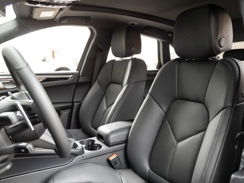 Certified 2026 Porsche Macan image 5