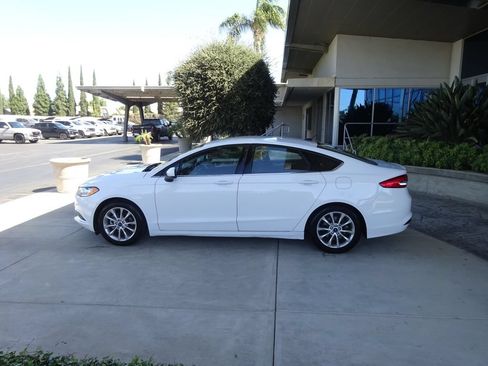 Used 2017 Ford Fusion SE w/ Fusion SE Technology Package FWD image 5