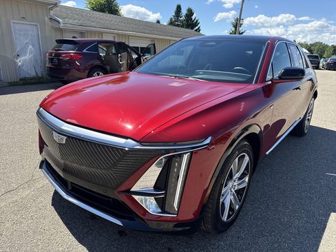 Used 2024 Cadillac Lyriq Tech AWD/4WD image 12