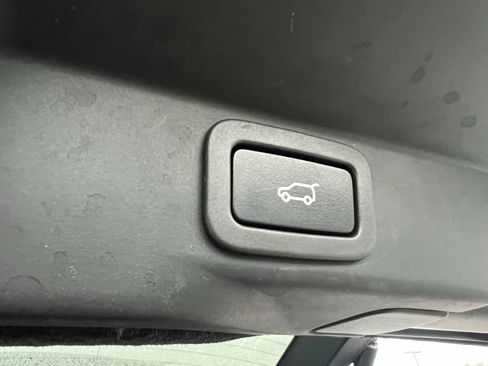 Used 2020 Land Rover Range Rover Sport SVR image 40