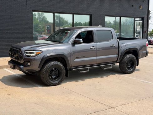 Used 2020 Toyota Tacoma TRD Off-Road w/ TRD Premium Off Road Package AWD/4WD image 16