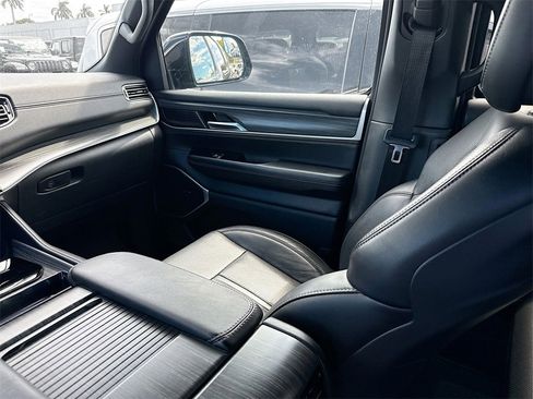 Used 2023 Jeep Wagoneer L Series II image 22