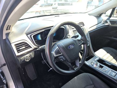 Used 2019 Ford Fusion SE FWD image 8