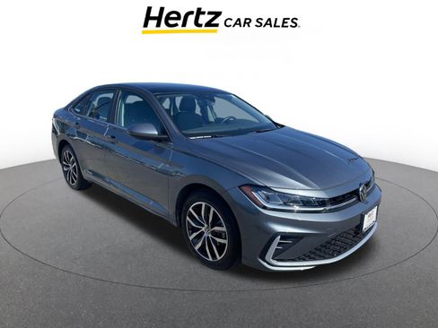 Used 2025 Volkswagen Jetta SE image 1