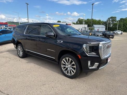Used 2023 GMC Yukon XL Denali w/ Denali Reserve Package AWD/4WD image 10
