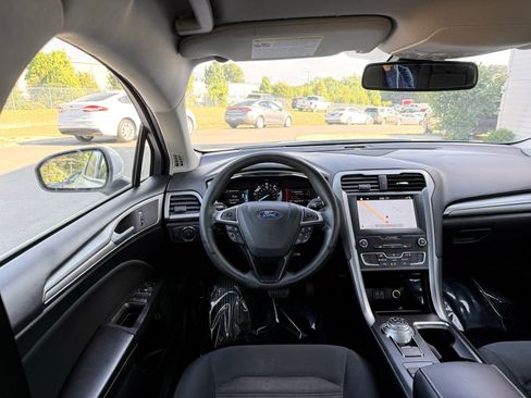 Used 2019 Ford Fusion SE FWD image 22