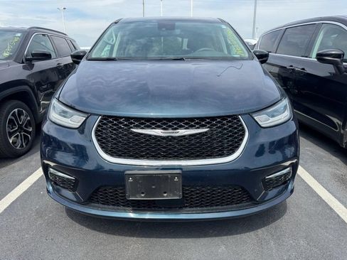 Used 2024 Chrysler Pacifica Limited FWD image 2