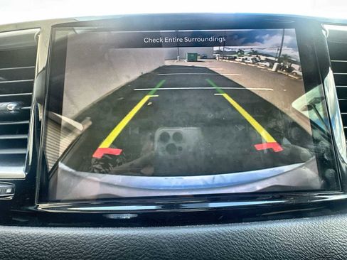 Used 2021 Chrysler Pacifica Touring-L image 21