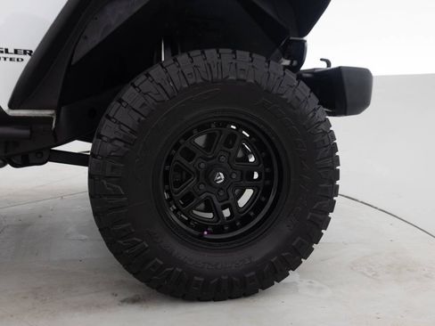 Used 2015 Jeep Wrangler Unlimited Rubicon w/ Connectivity Group AWD/4WD image 19