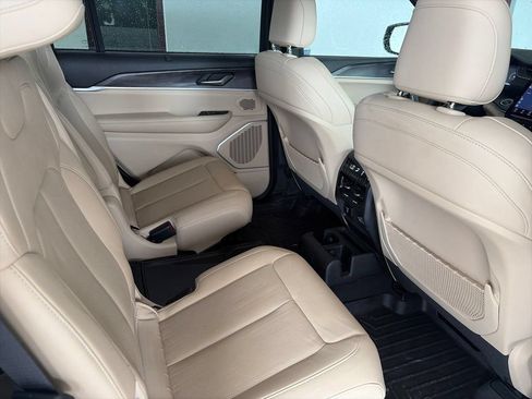 Used 2023 Jeep Grand Cherokee L Limited w/ Luxury Tech Group II AWD/4WD image 9