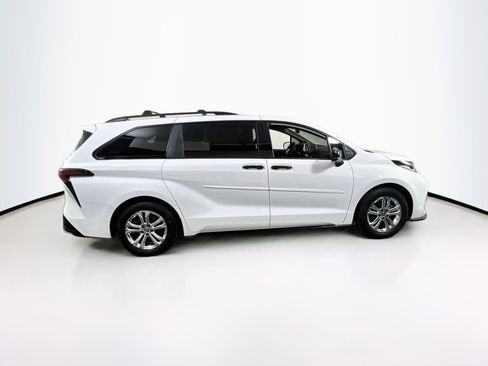 Used 2023 Toyota Sienna XSE w/ XSE Plus Package AWD/4WD image 4