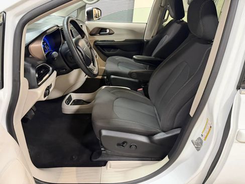 Used 2020 Chrysler Voyager LX FWD image 36