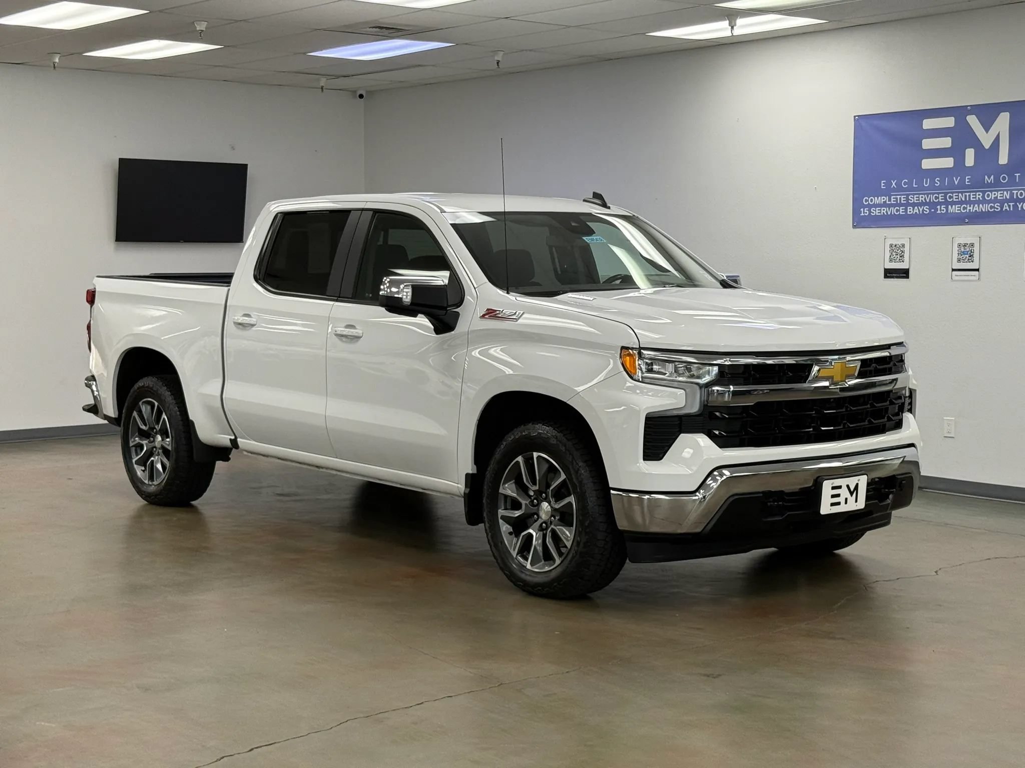 Used 2023 Chevrolet Silverado 1500 LT AWD/4WD image 2