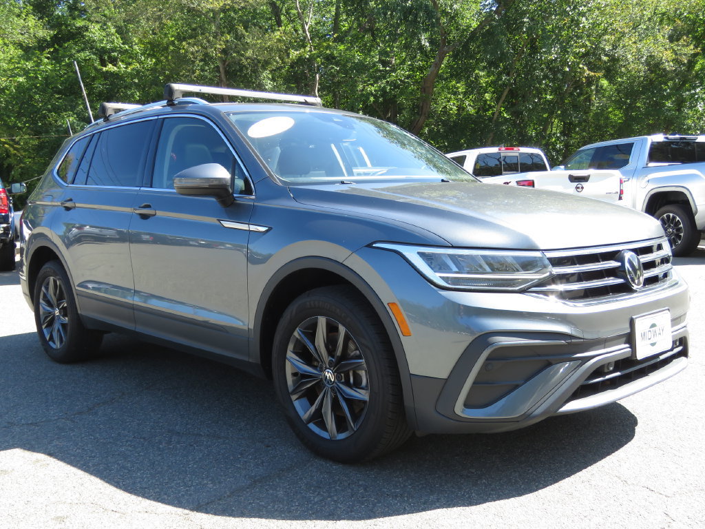 Used 2023 Volkswagen Tiguan SE AWD/4WD image 3