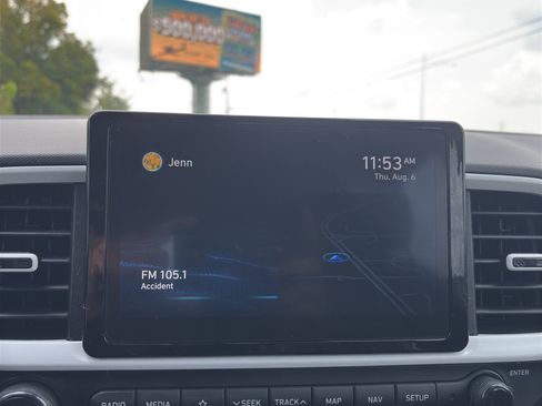 Used 2022 Hyundai Venue Limited FWD image 17