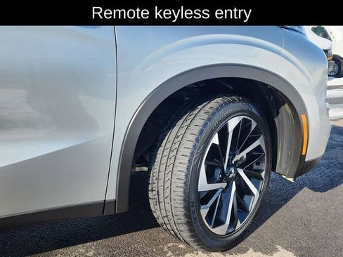 Used 2024 Mitsubishi Outlander SE image 17