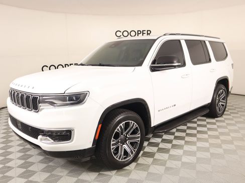 Used 2023 Jeep Wagoneer 4WD w/ Premium Group I image 11